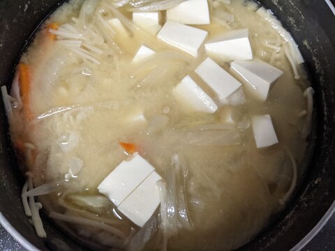 豆腐と玉ねぎと人参とエノキの味噌汁